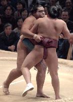 Musashimaru kicks off Kyushu sumo with easy win